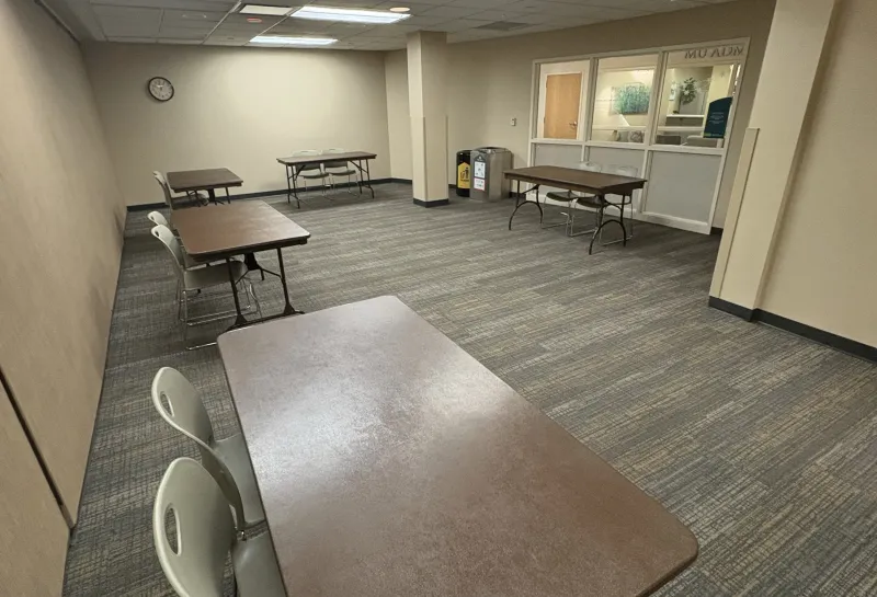 Meadow room with display tables arrangement