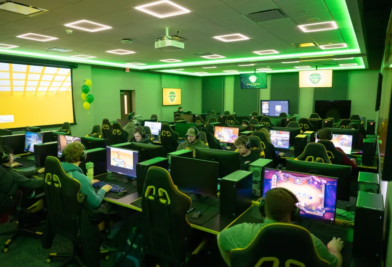 gaming lab with many students