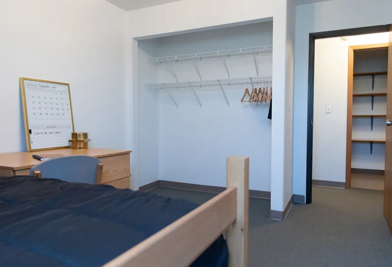 Niskanen South Closet