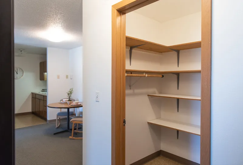 Niskanen South Closet