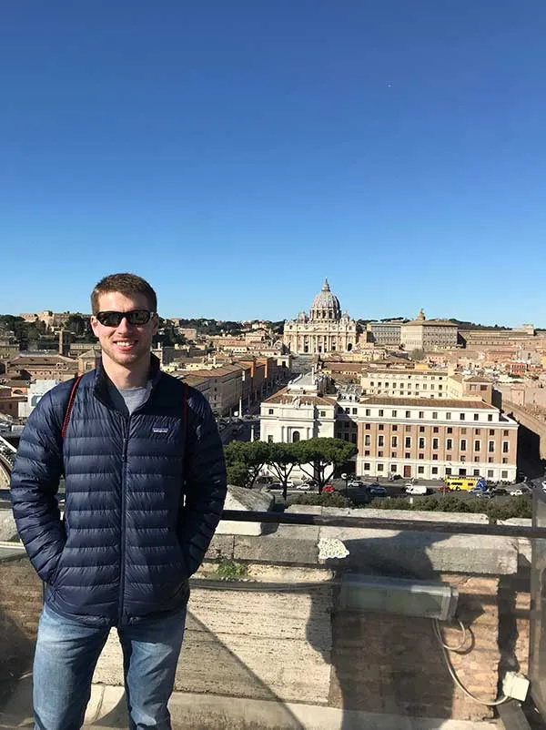 线上赌博app student standing in front of the Vatican