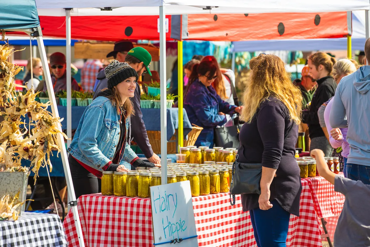 woman talking to a vendor at 法戈市中心的红河市场