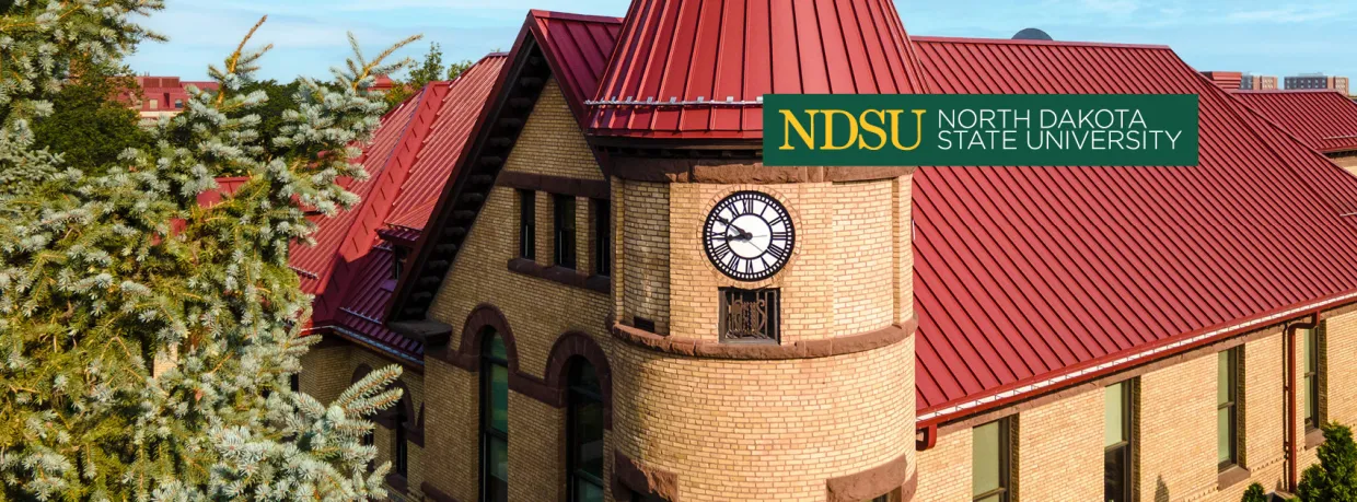 线上赌博app Logo Facebook Header with Old Main clock background