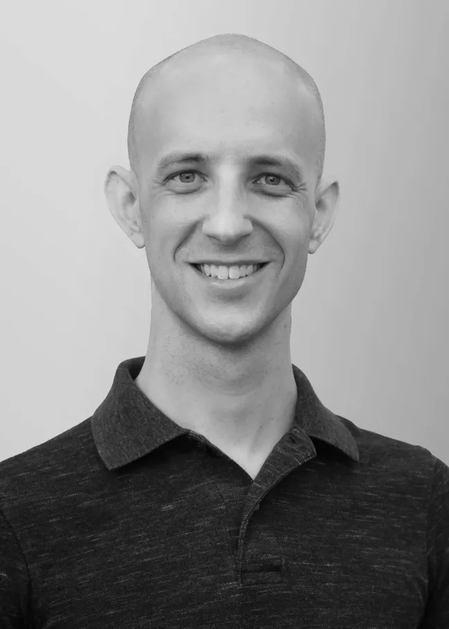 亚伦Feickert looking confidently at camera.