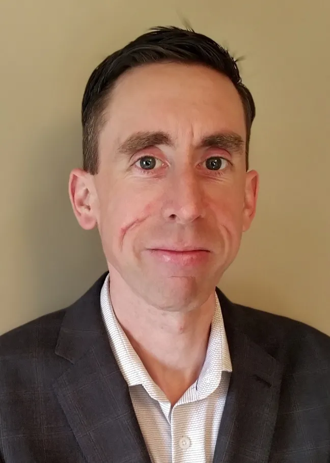 格兰特•亨利 looking confidently at camera.