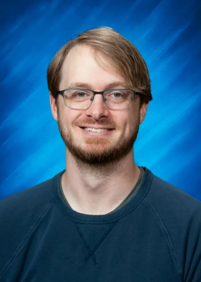 布莱恩•林奇 looking confidently at camera.