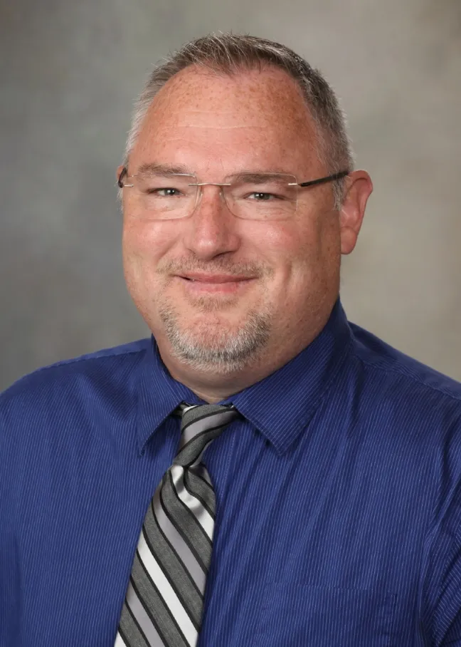 道格拉斯·马奥尼 looking confidently at camera.