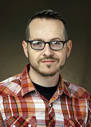 安东尼·法里斯 smiling at the camera